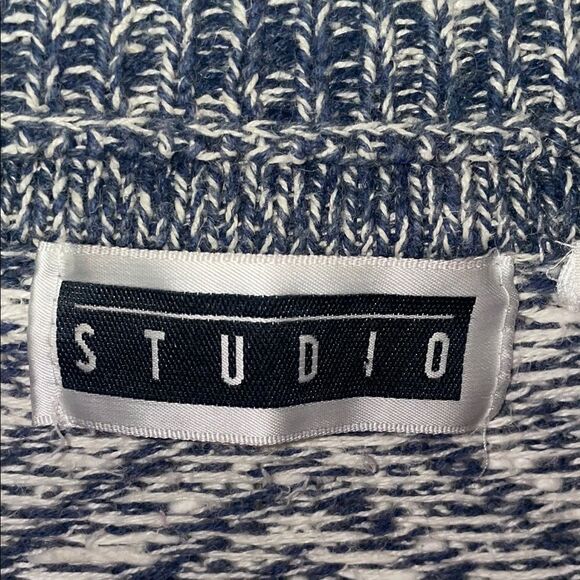 Men's Blue and White Patterned Sweater - Picture 9 of 10
